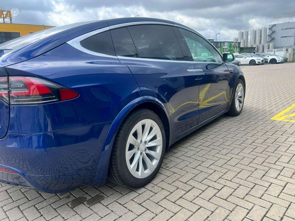 Tesla Model X - 3