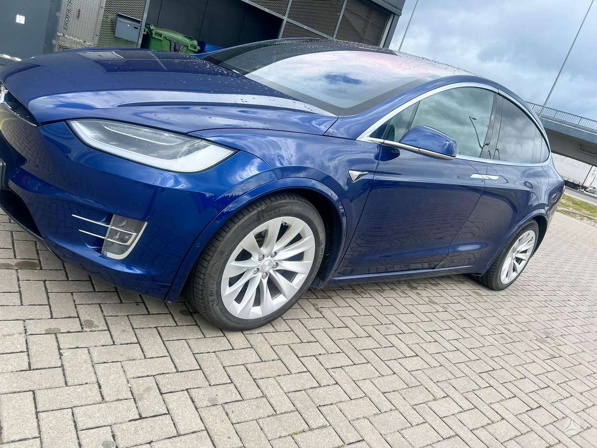 Tesla Model X - 4