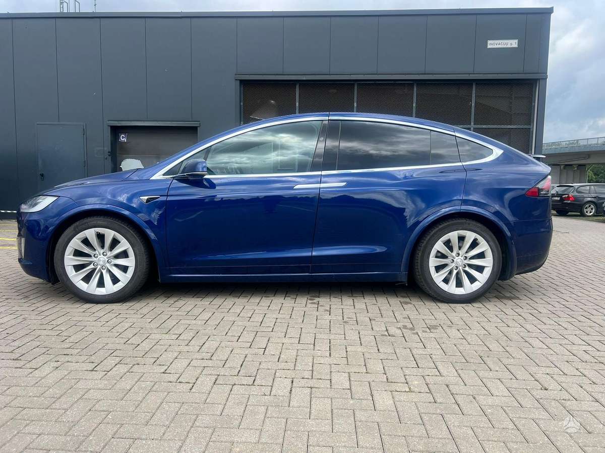 Tesla Model X - 5