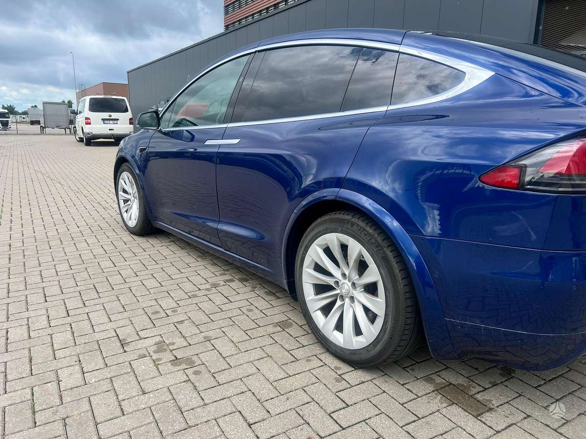 Tesla Model X - 6