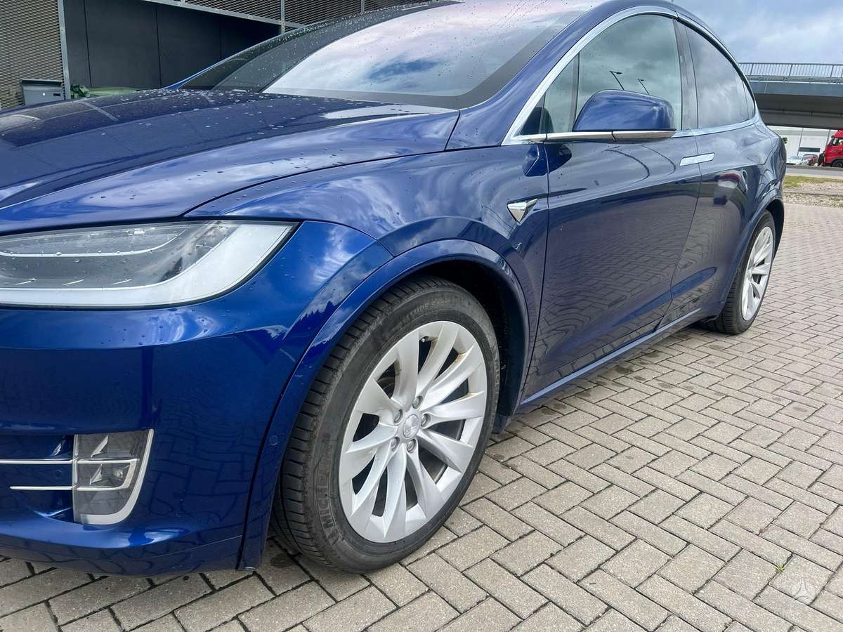 Tesla Model X - 7