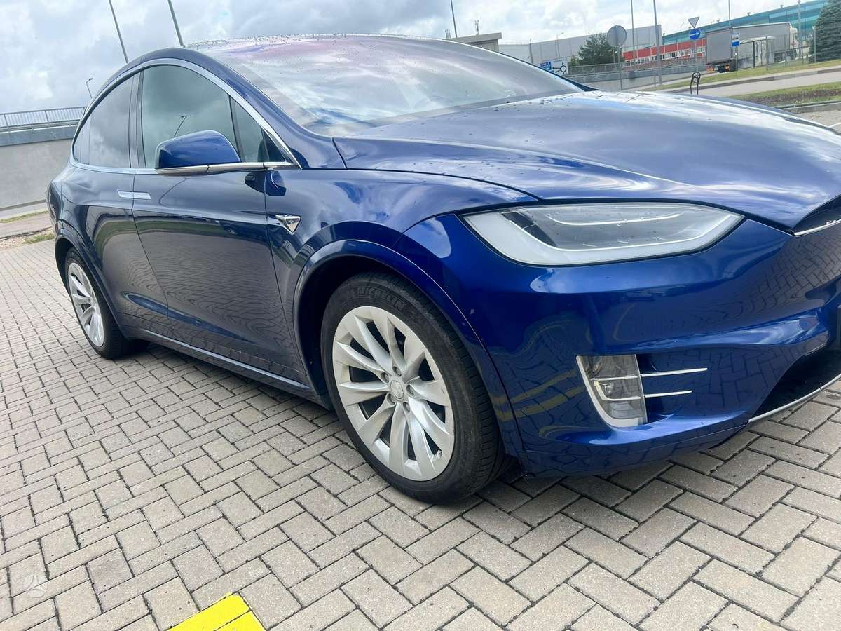 Tesla Model X - 8