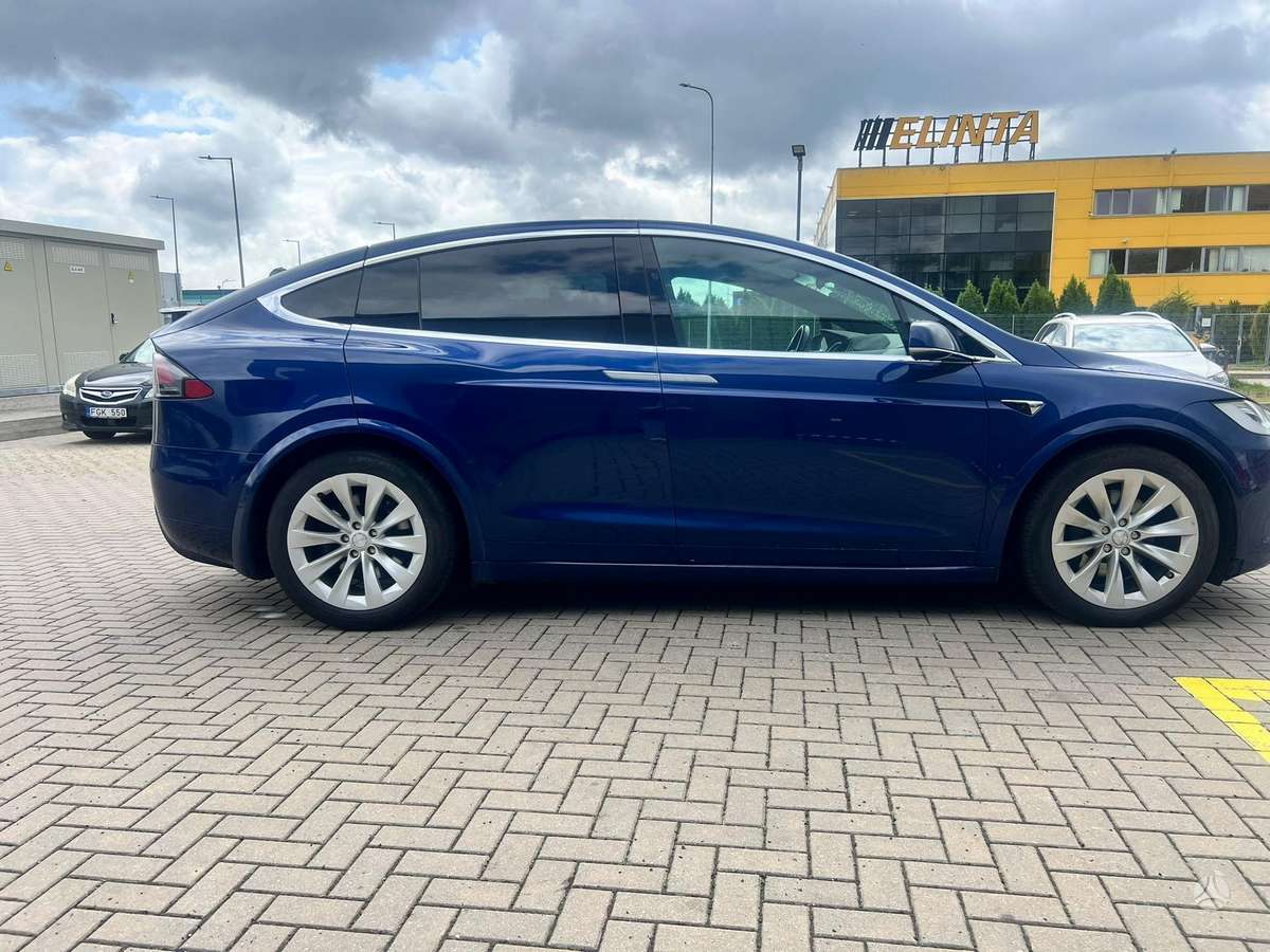 Tesla Model X - 9