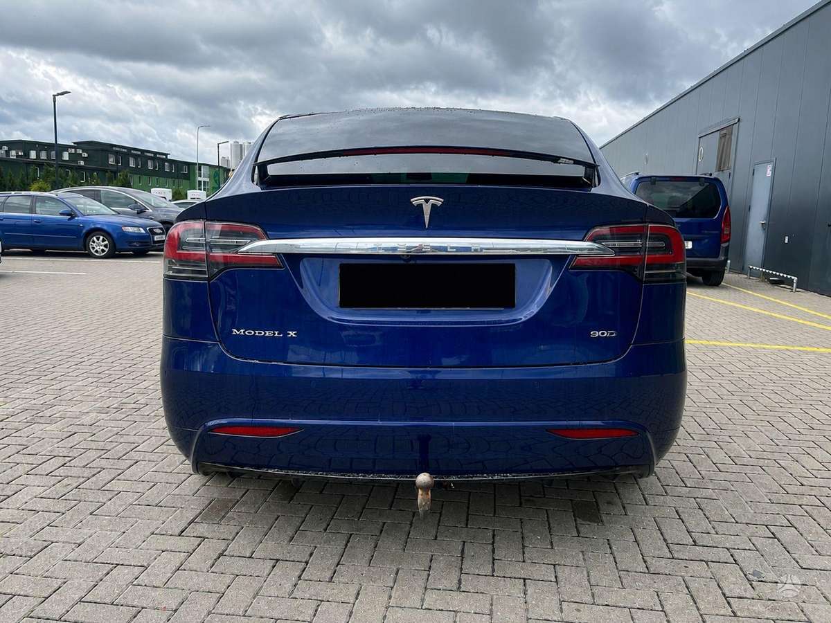 Tesla Model X - 10