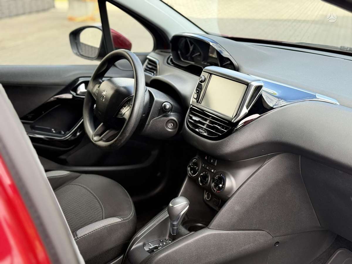 Peugeot 208, hatchback