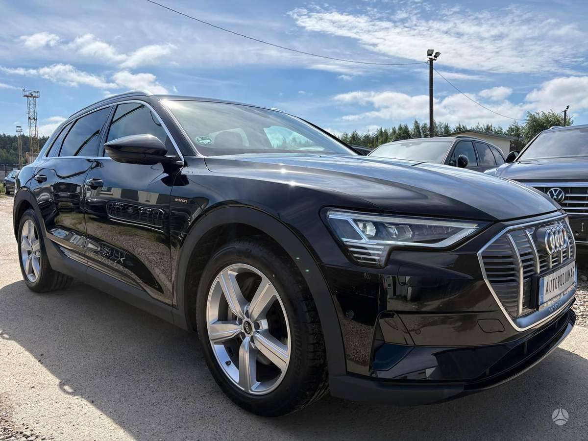 Audi e-tron, off-road / crossover