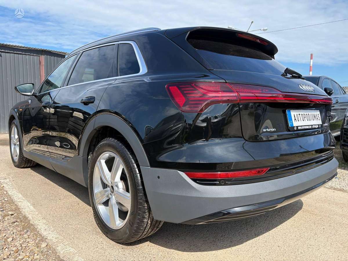 Audi e-tron, off-road / crossover