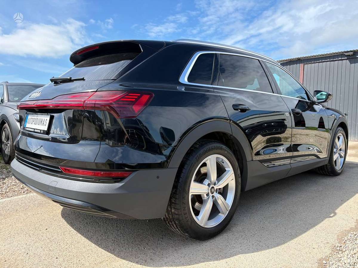 Audi e-tron, off-road / crossover