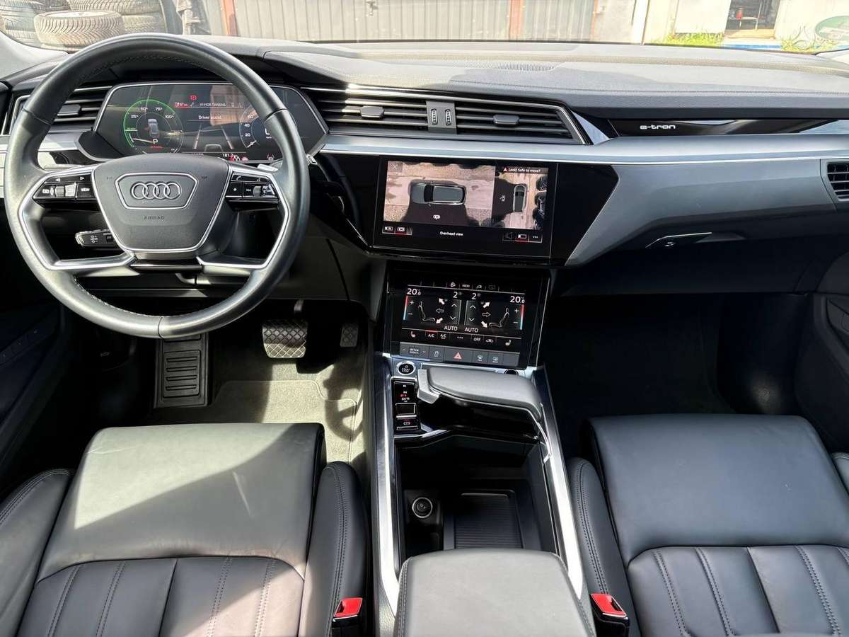Audi e-tron, off-road / crossover