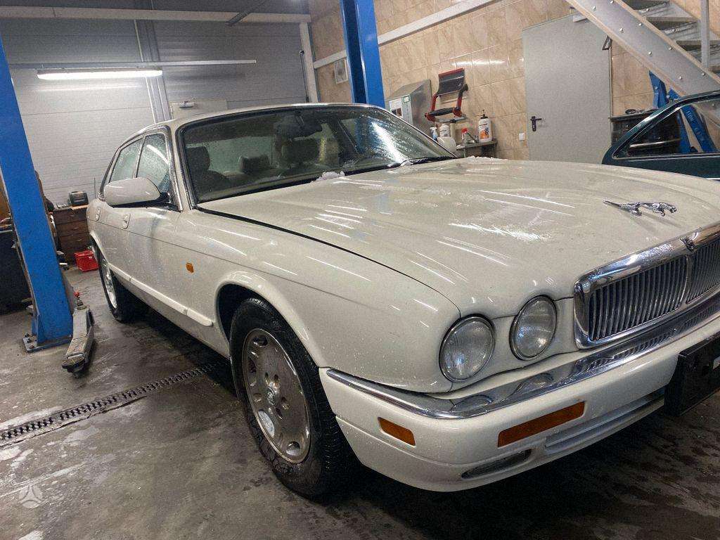 Jaguar XJ Automobilis dalimis