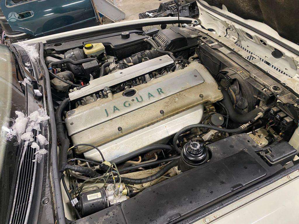 Jaguar XJ Automobilis dalimis