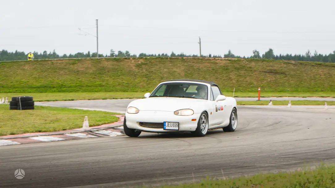 Mazda MX-5, 1.6 l., convertible