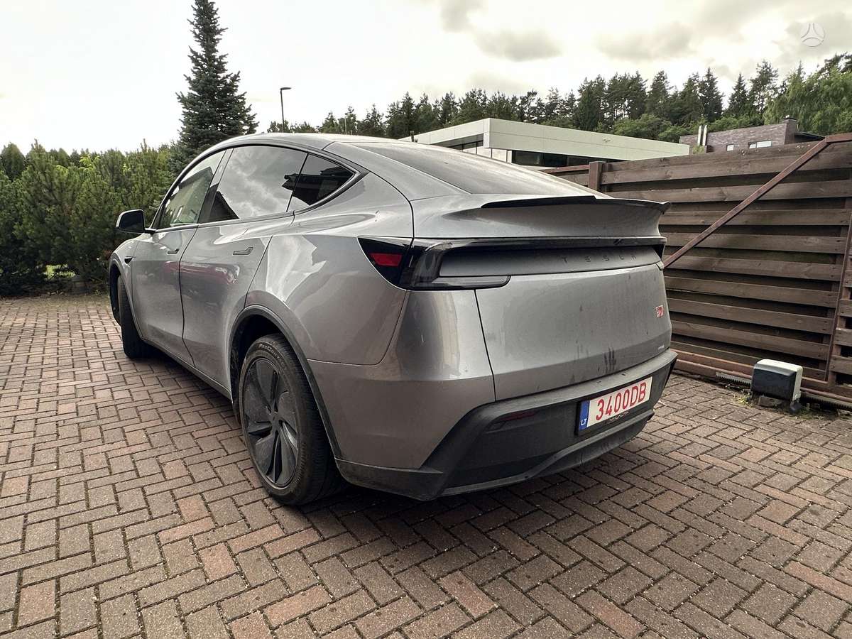 Tesla Model Y - 2
