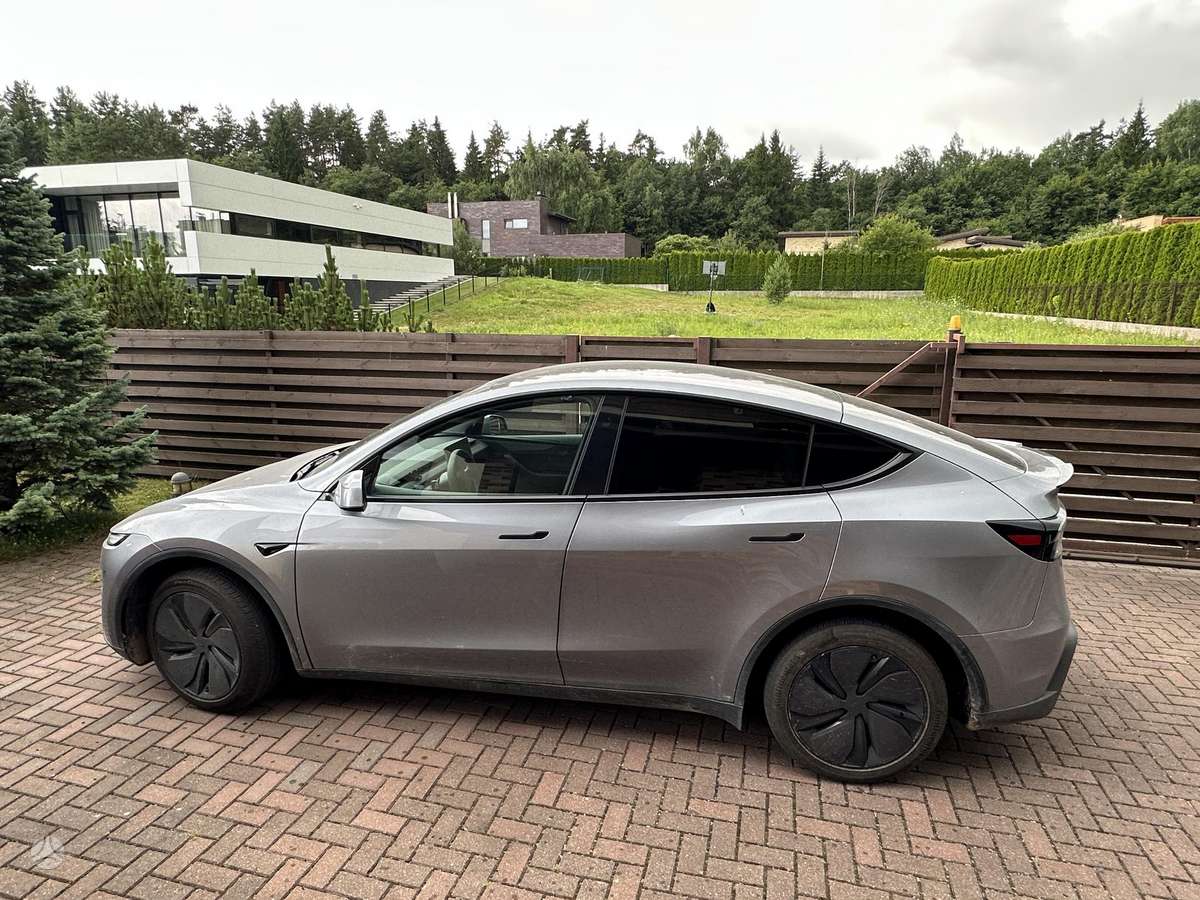 Tesla Model Y - 3