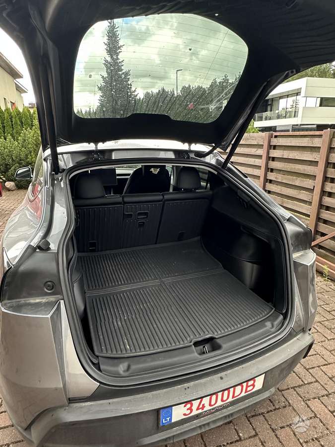 Tesla Model Y - 4