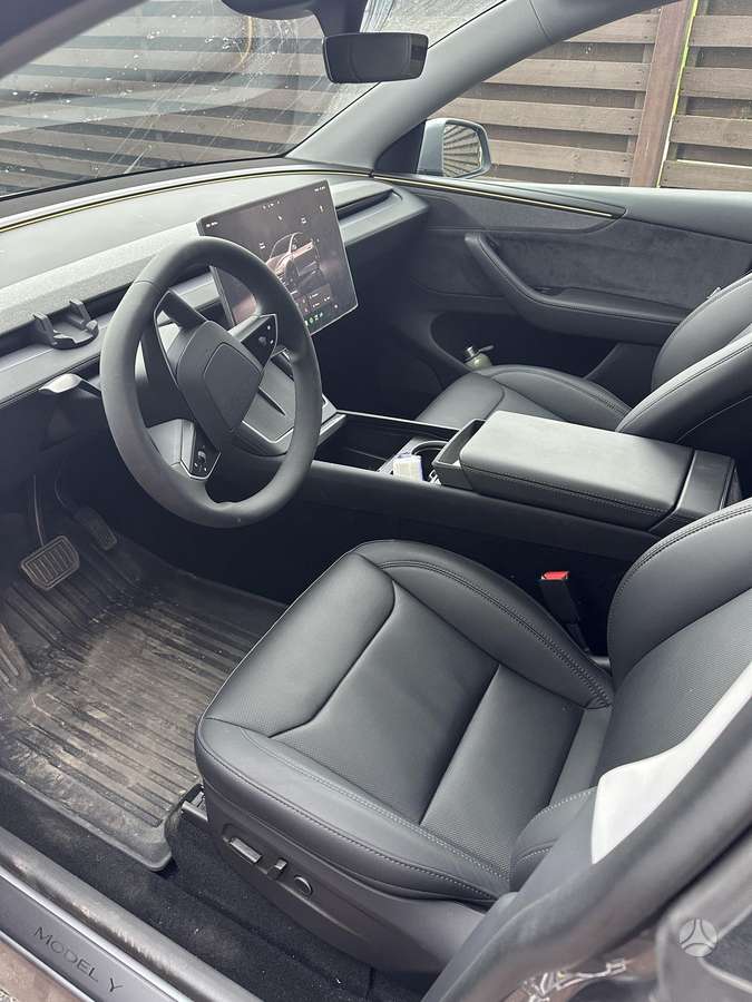 Tesla Model Y - 7