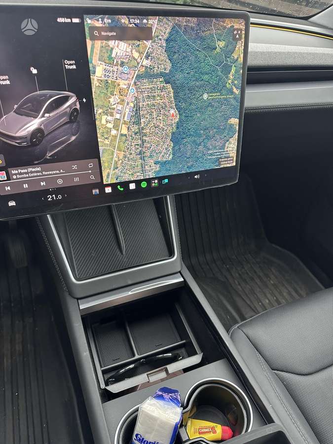 Tesla Model Y - 8