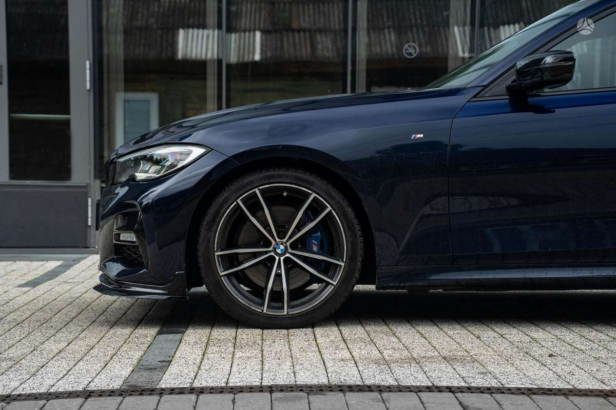 BMW 330, 2.0 l., Седан