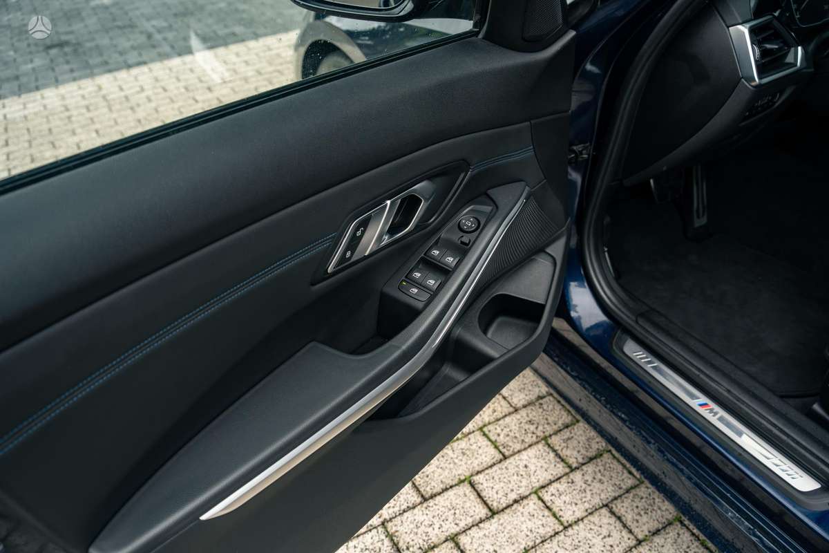 BMW 330, 2.0 l., Седан