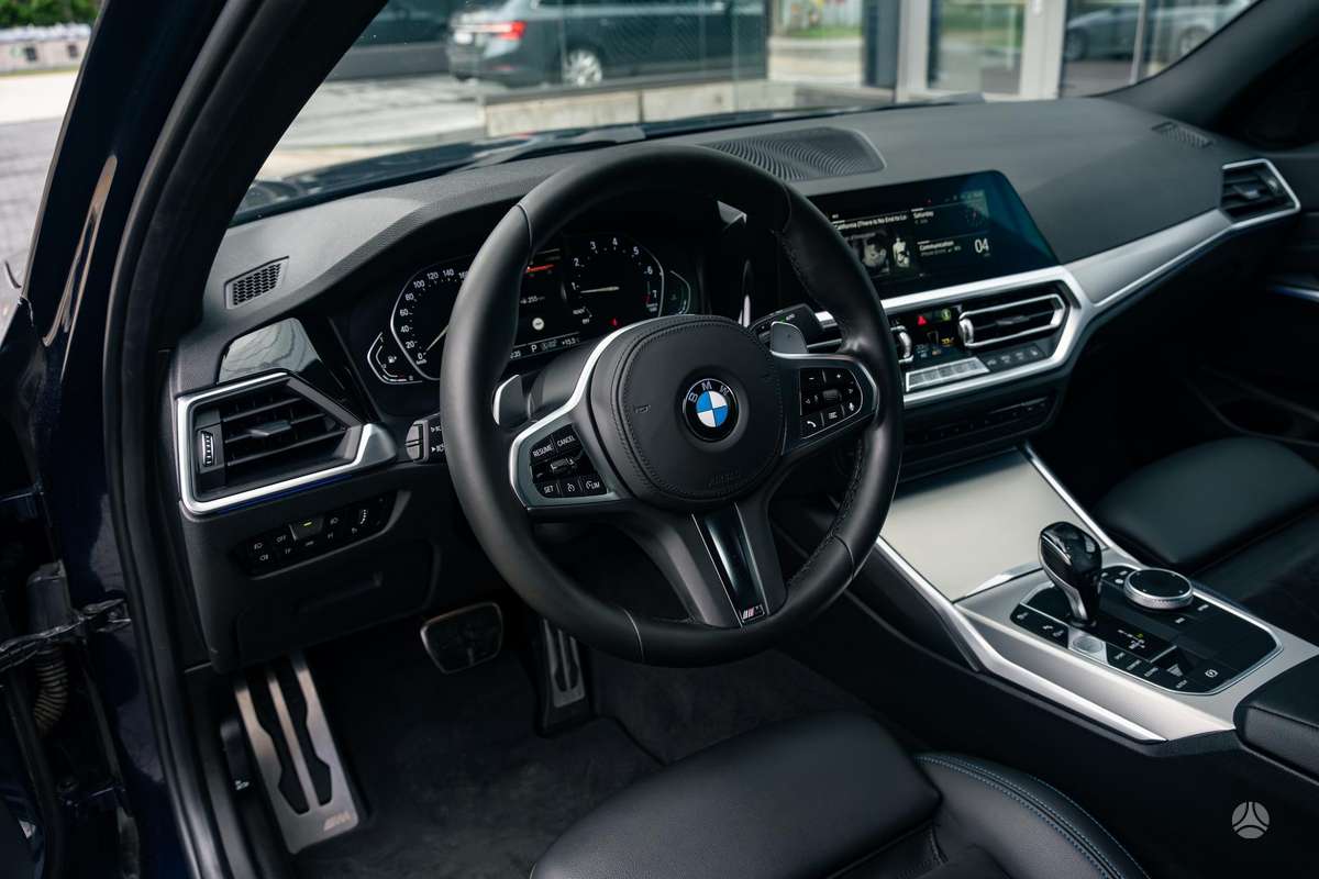 BMW 330, 2.0 l., Седан