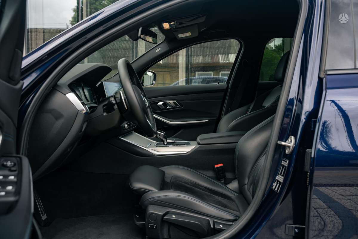 BMW 330, 2.0 l., Седан