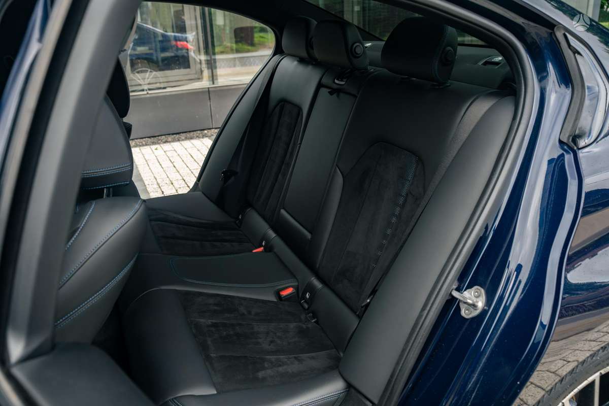 BMW 330, 2.0 l., Седан