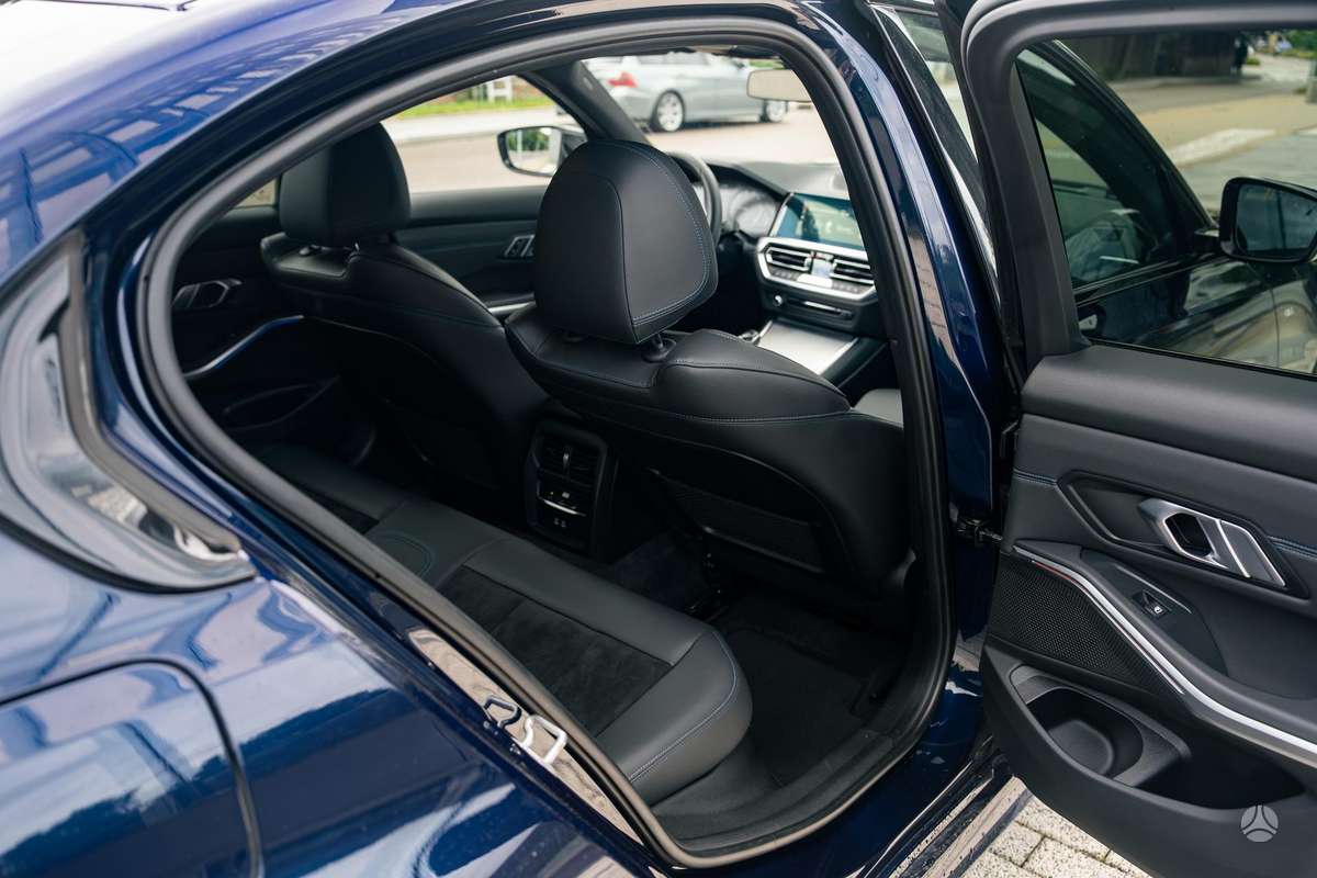 BMW 330, 2.0 l., Седан