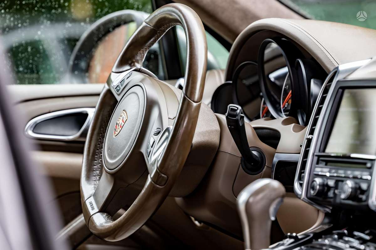 Porsche Cayenne - 2