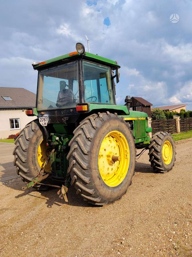 John Deere 4040, tractors
