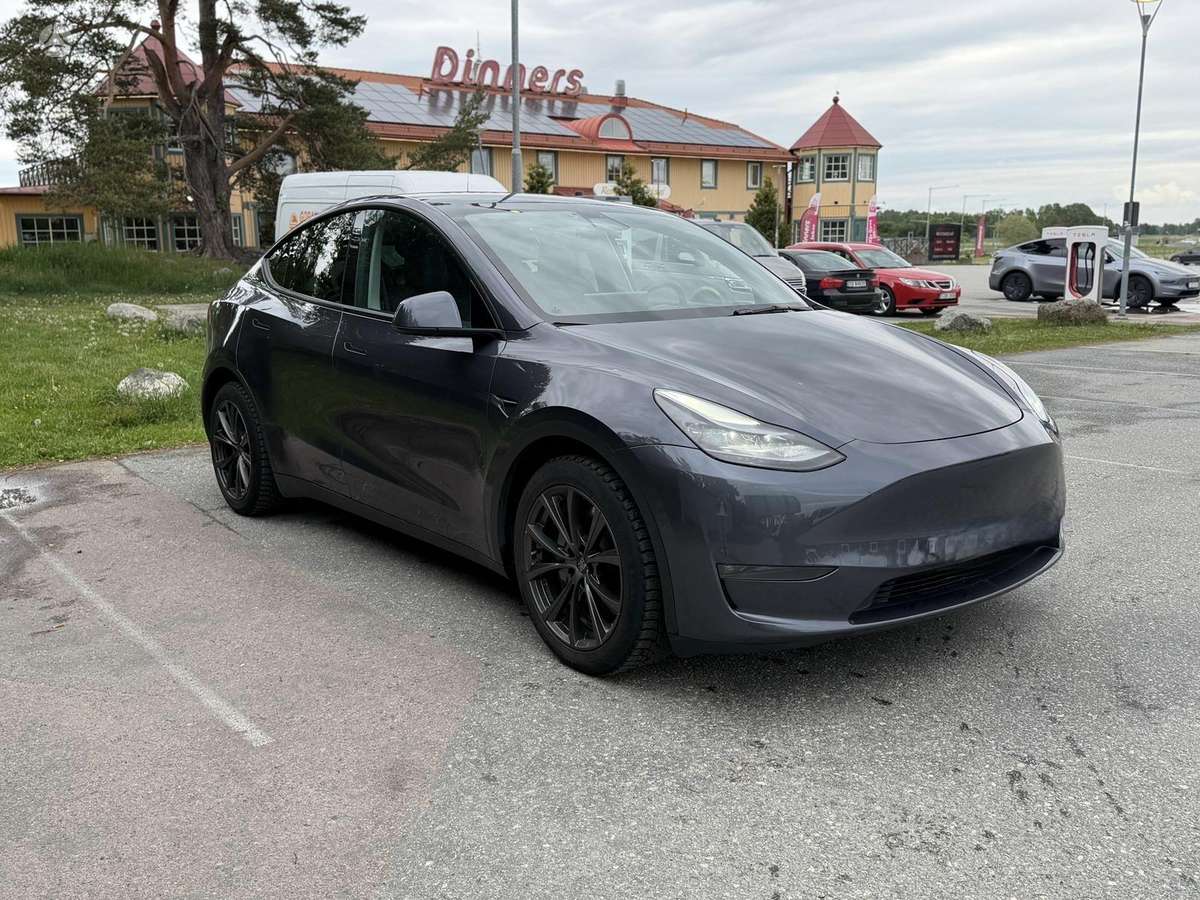 Tesla Model Y, 82 kWh, hatchback