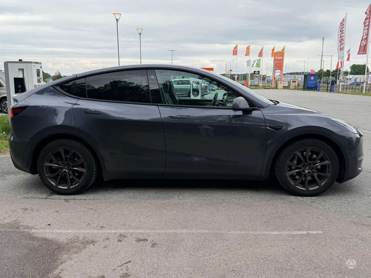 Tesla Model Y, 82 kWh, hatchback