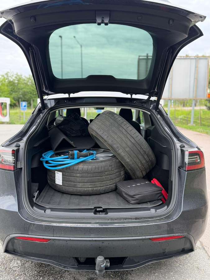 Tesla Model Y, 82 kWh, hatchback