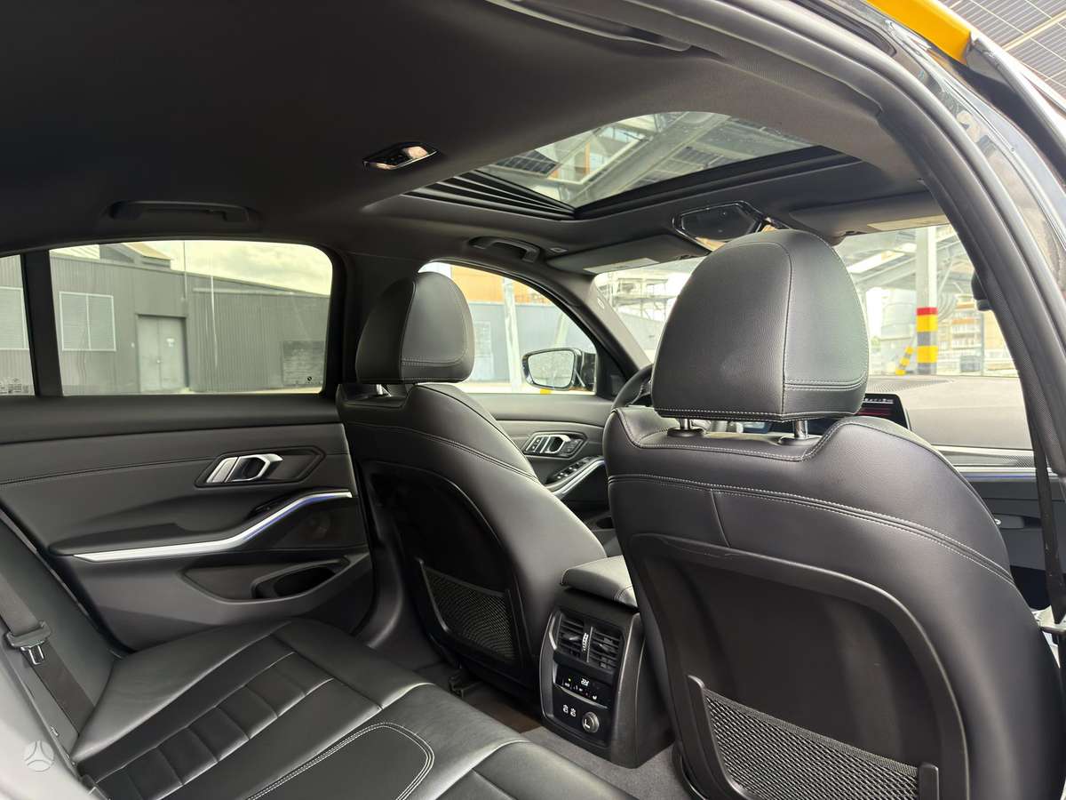 BMW 330, 2.0 l., Седан