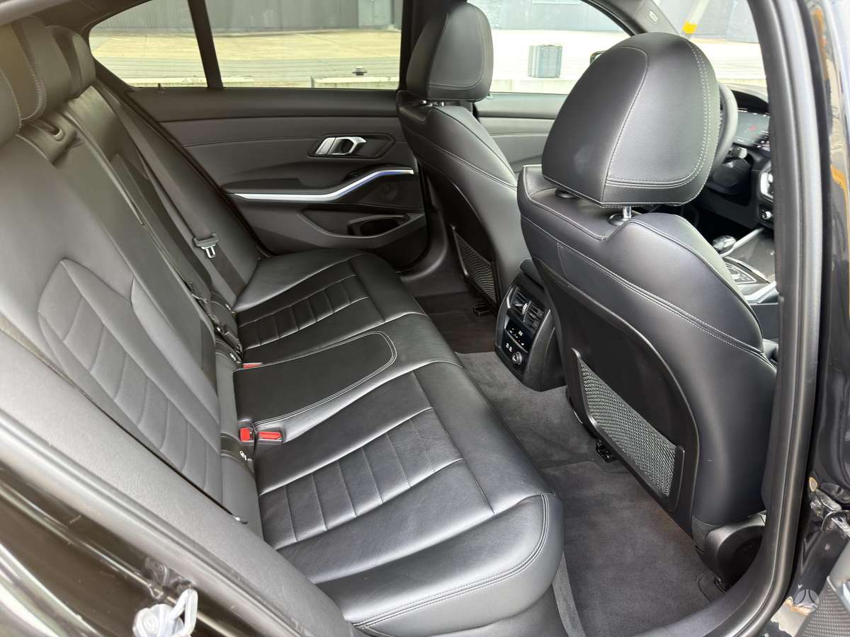 BMW 330, 2.0 l., Седан