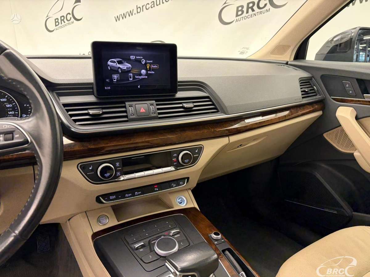 Audi Q5, 2.0 l., off-road / crossover