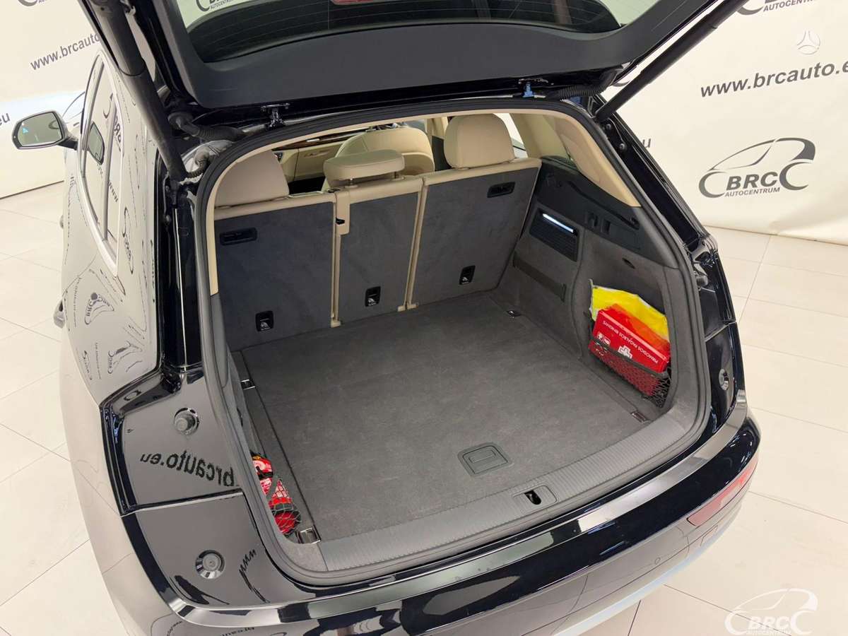 Audi Q5, 2.0 l., off-road / crossover