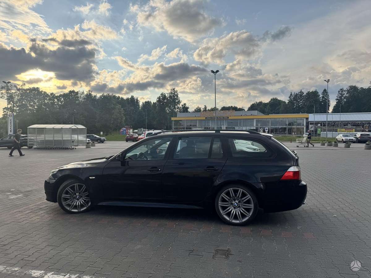 BMW 530, universalas