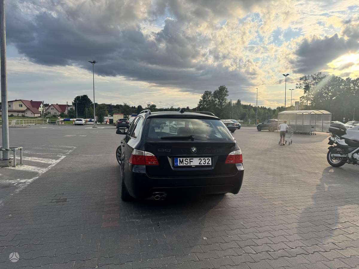 BMW 530, universalas