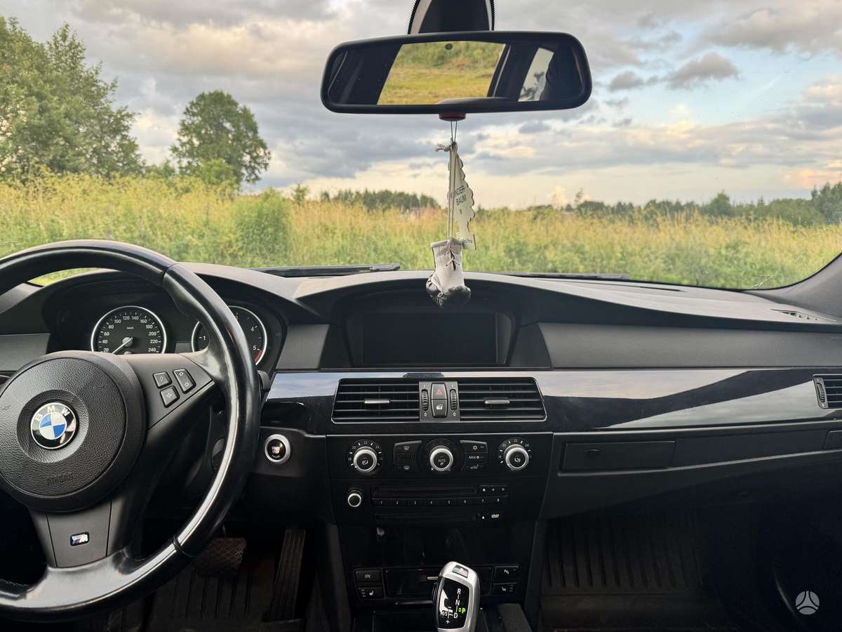BMW 530, universalas