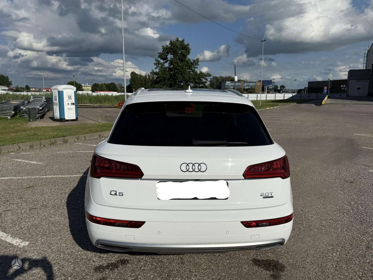 Audi Q5, 2.0 l., off-road / crossover