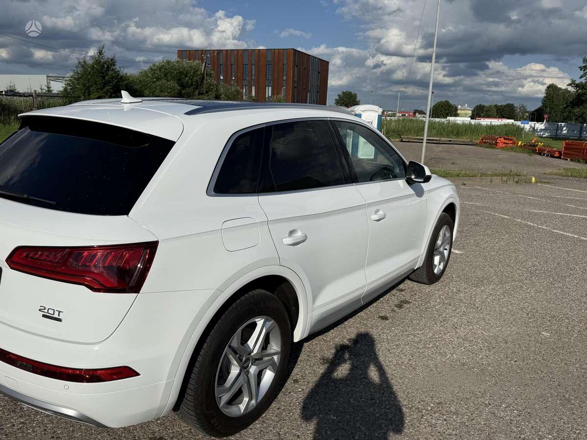 Audi Q5, 2.0 l., off-road / crossover