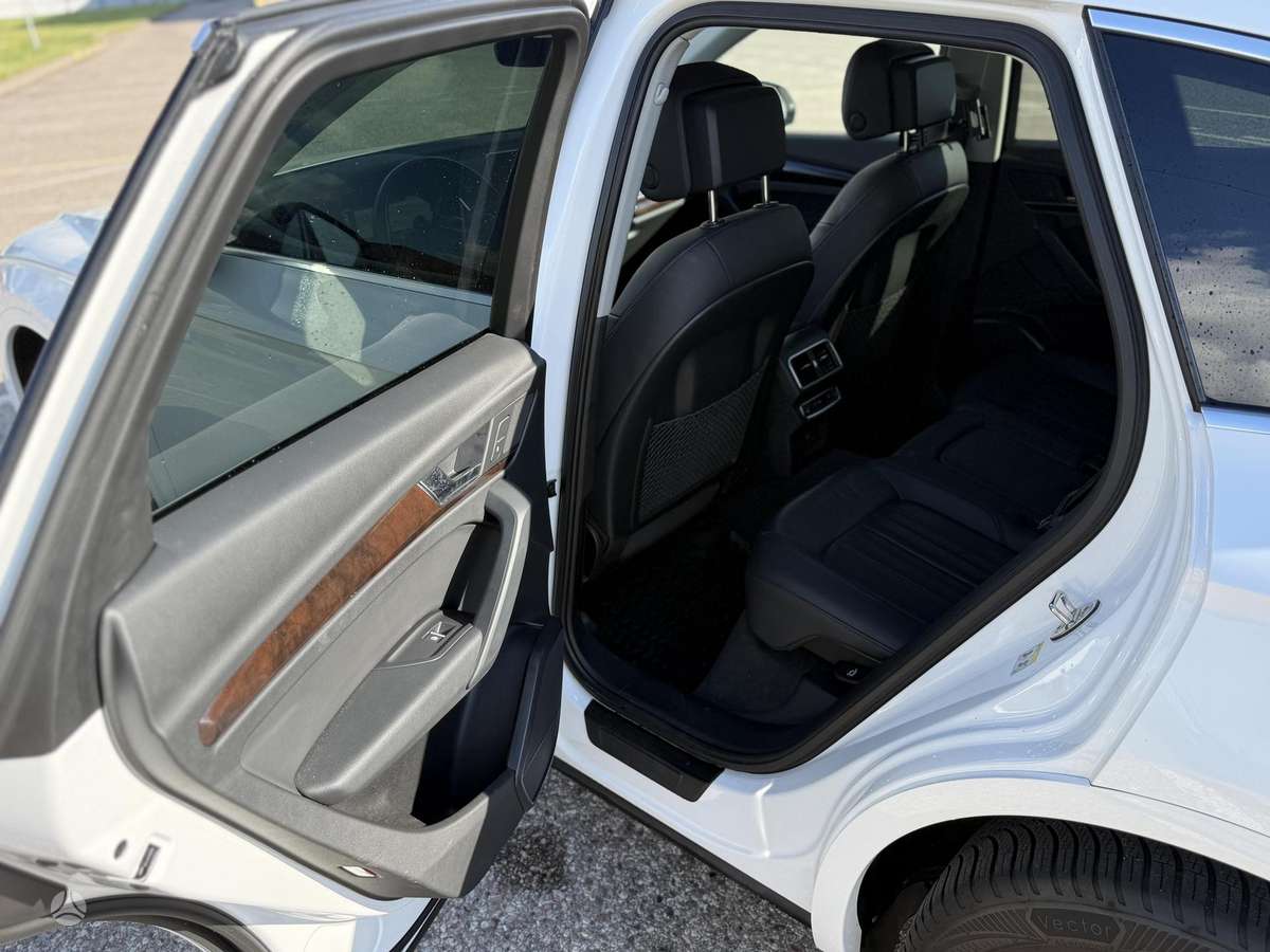 Audi Q5, 2.0 l., off-road / crossover