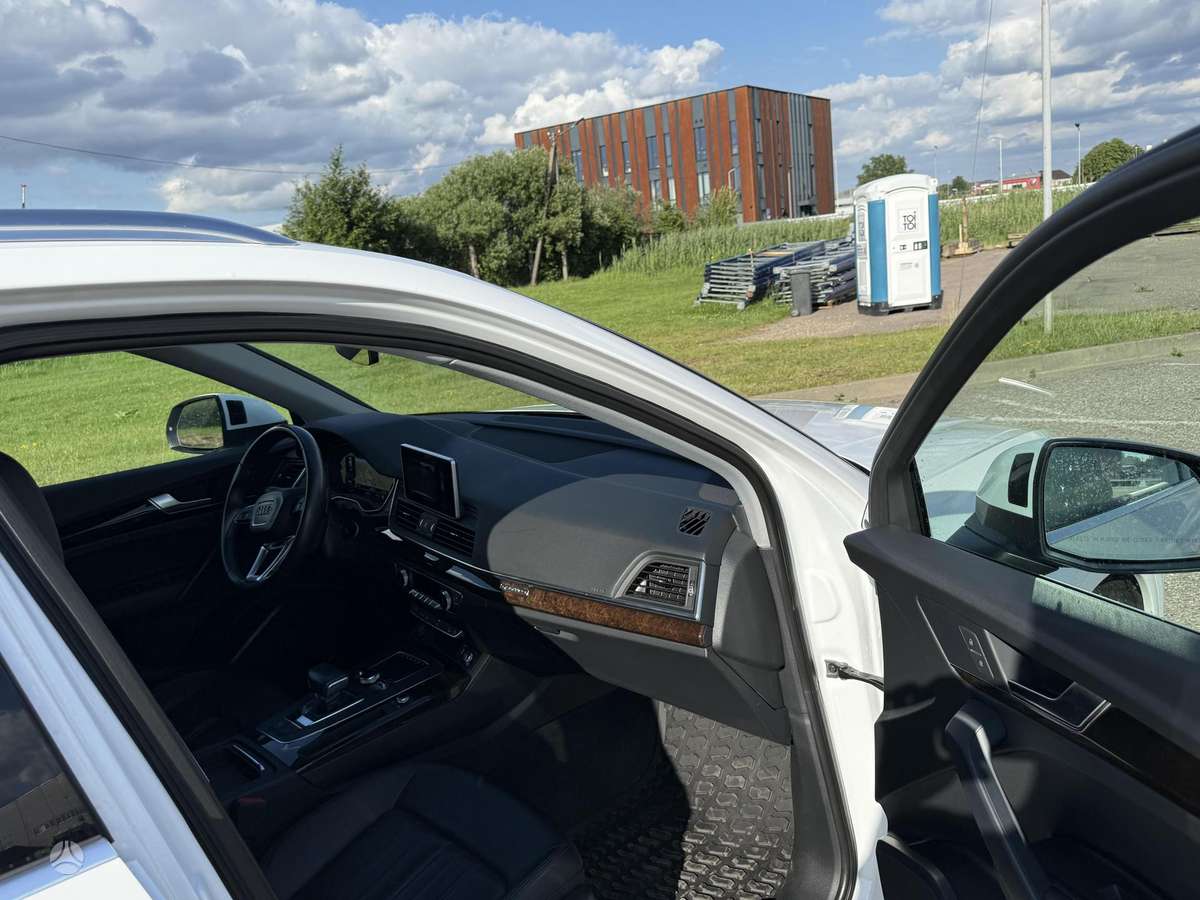 Audi Q5, 2.0 l., off-road / crossover
