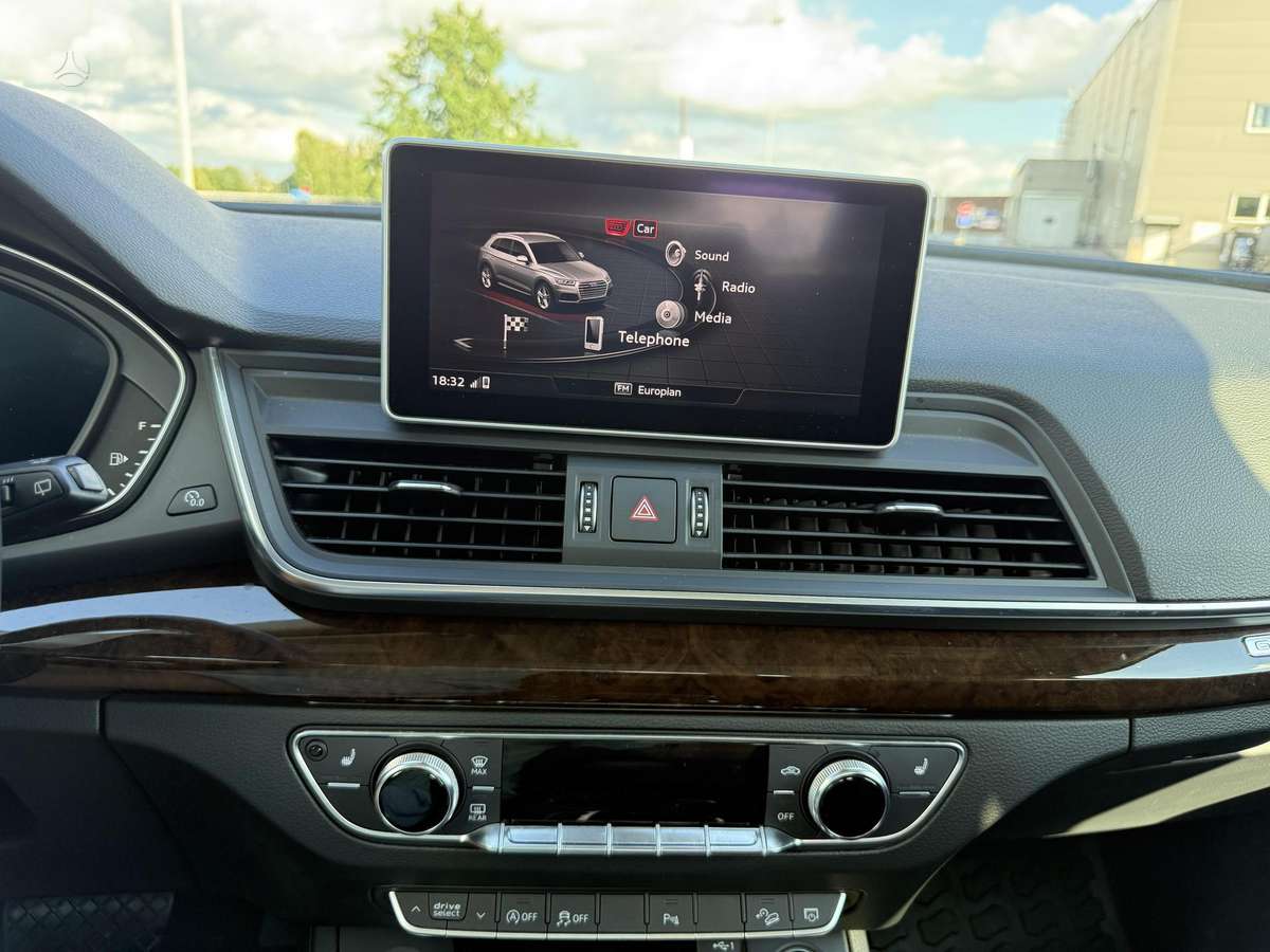 Audi Q5, 2.0 l., off-road / crossover