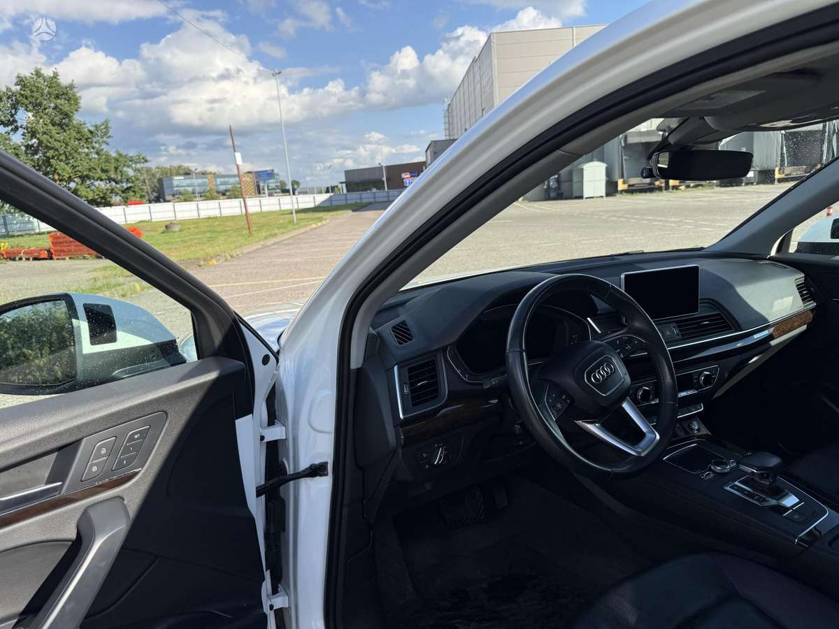 Audi Q5, 2.0 l., off-road / crossover