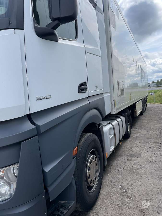 Mercedes-Benz Actros MP4, double sleeper