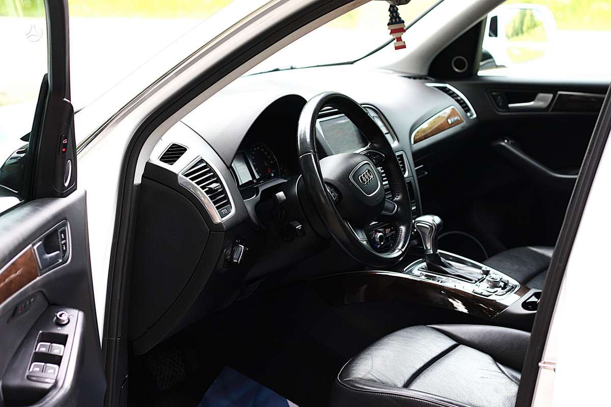 Audi Q5, 2.0 l., off-road / crossover