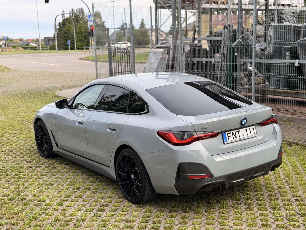 BMW i4, Седан