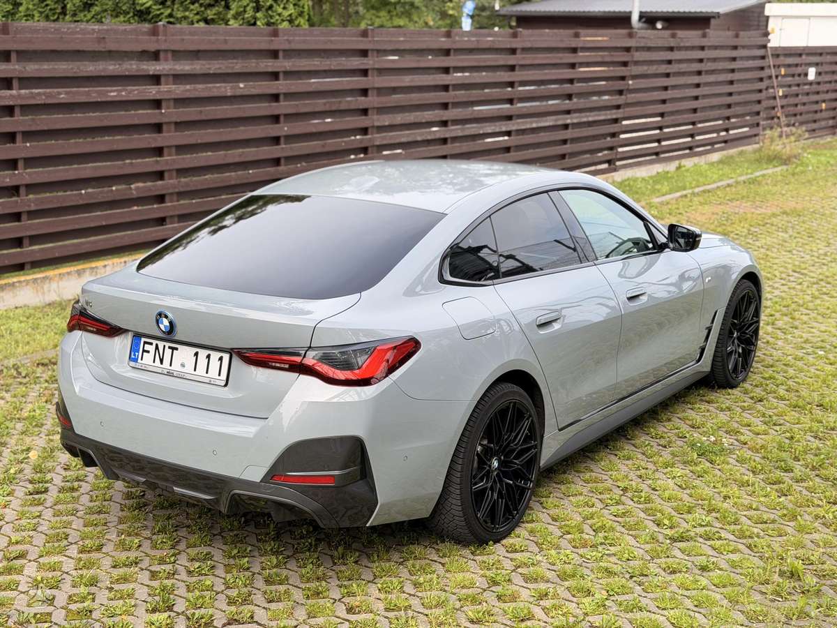 BMW i4, Седан