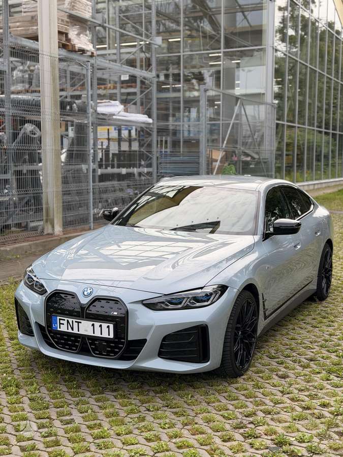 BMW i4, Седан